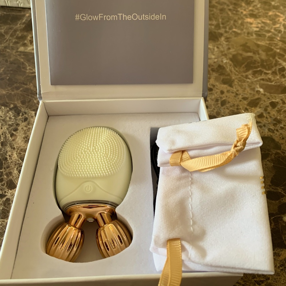 New in Box Luce Dermal Definer color WHITE